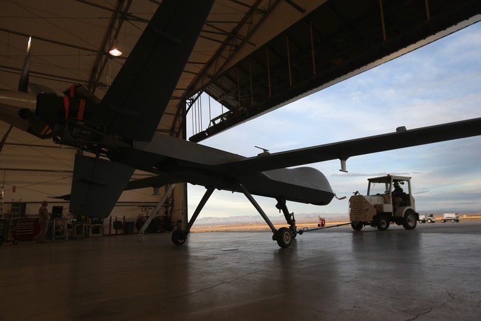 Một chiếc MQ-9 Predator được kéo ra khỏi hangar ở căn cứ